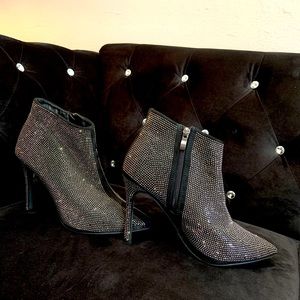 Nature Breeze - Black stiletto booties with silver studded details